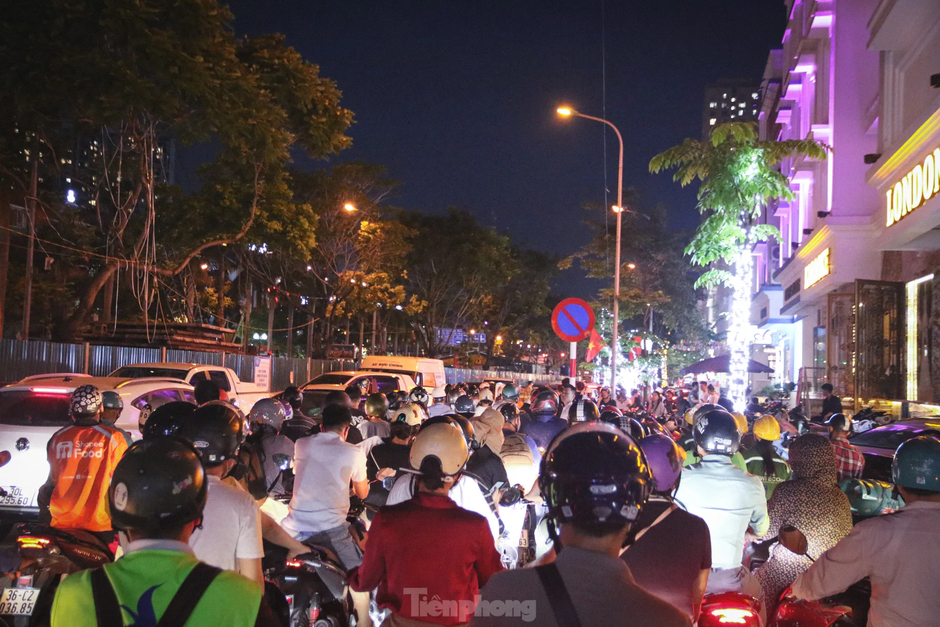 Thi công đường gom đại lộ Thăng Long: Đi gần ba tiếng không qua chỗ tắc, người dân gửi xe đi bộ về nhà