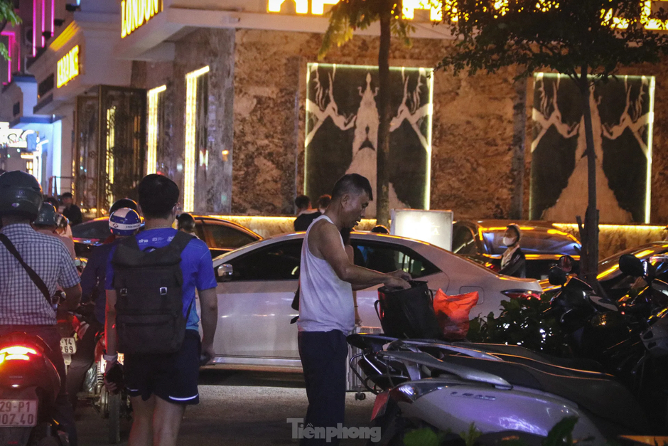 Thi công đường gom đại lộ Thăng Long: Đi gần ba tiếng không qua chỗ tắc, người dân gửi xe đi bộ về nhà