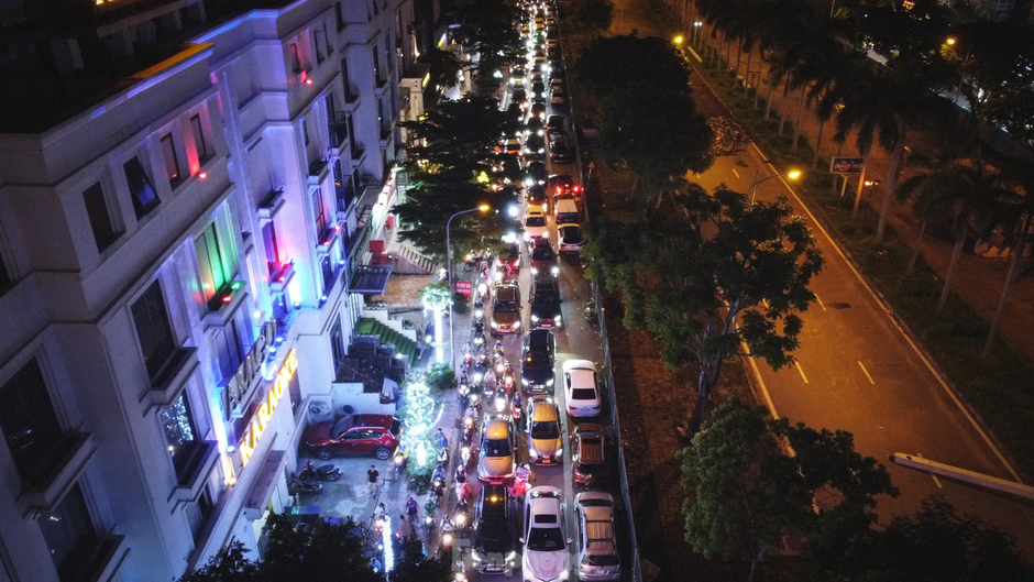 Thi công đường gom đại lộ Thăng Long: Đi gần ba tiếng không qua chỗ tắc, người dân gửi xe đi bộ về nhà