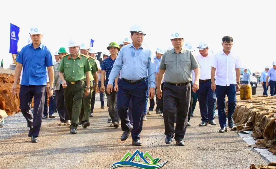 Thủ tướng Phạm Minh Chính kiểm tra tiến độ sân bay Long Thành Thủ tướng Phạm Minh Chính kiểm tra tiến độ sân bay Long Thành