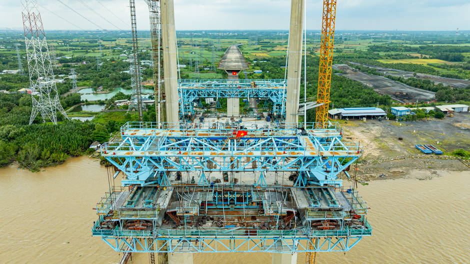 Toàn cảnh công trường cầu dây văng cao nhất, nút thắt cuối cùng của cao tốc mỗi mét tốn nửa tỷ ở TP.HCM