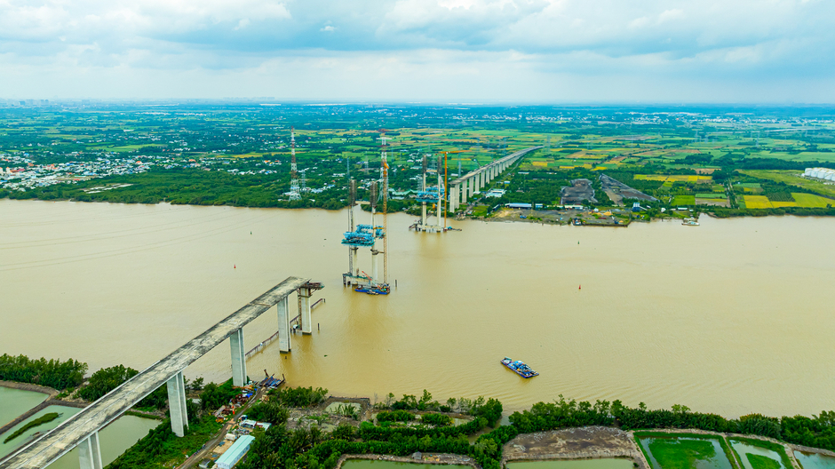Toàn cảnh công trường cầu dây văng cao nhất, nút thắt cuối cùng của cao tốc mỗi mét tốn nửa tỷ ở TP.HCM