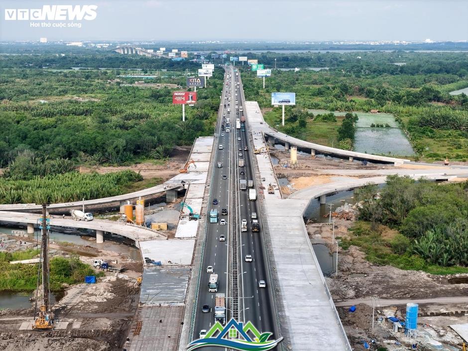Toàn cảnh gần 14 km đường Vành đai 3 qua Thủ Đức tăng tốc về đích Toàn cảnh gần 14 km đường Vành đai 3 qua Thủ Đức tăng tốc về đích