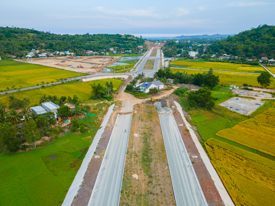 Toàn cảnh tuyến đường đang xây dựng qua “thiên đường hải sản”, đang được mời gọi đầu tư 2 dự án 5.700 tỷ đồng Toàn cảnh tuyến đường đang xây dựng qua “thiên đường hải sản”, đang được mời gọi đầu tư 2 dự án 5.700 tỷ đồng