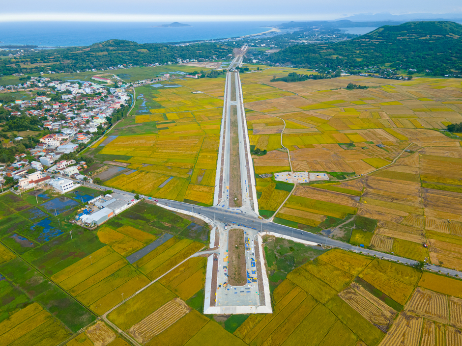 Toàn cảnh tuyến đường đang xây dựng qua “thiên đường hải sản”, đang được mời gọi đầu tư 2 dự án 5.700 tỷ đồng Toàn cảnh tuyến đường đang xây dựng qua “thiên đường hải sản”, đang được mời gọi đầu tư 2 dự án 5.700 tỷ đồng