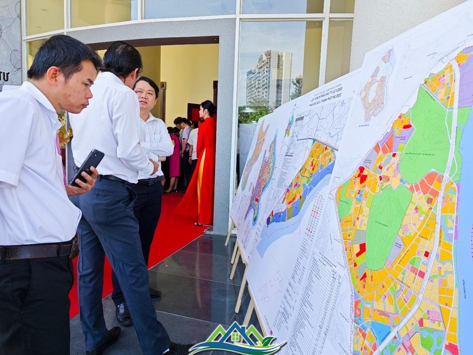 TP Hồ Chí Minh trao quyết định đầu tư hơn 54.000 tỷ đồng cho 17 nhà đầu tư TP Hồ Chí Minh trao quyết định đầu tư hơn 54.000 tỷ đồng cho 17 nhà đầu tư