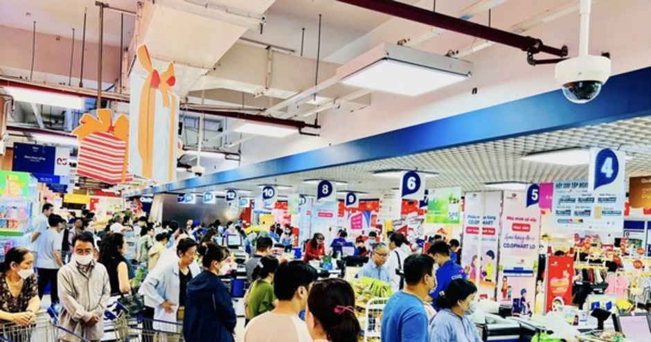 TTTM đông nghịt, hàng ăn hầu như không còn chỗ trống