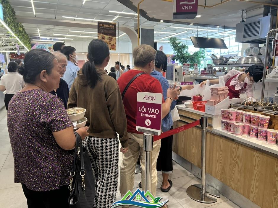 TTTM đông nghịt, hàng ăn hầu như không còn chỗ trống TTTM đông nghịt, hàng ăn hầu như không còn chỗ trống
