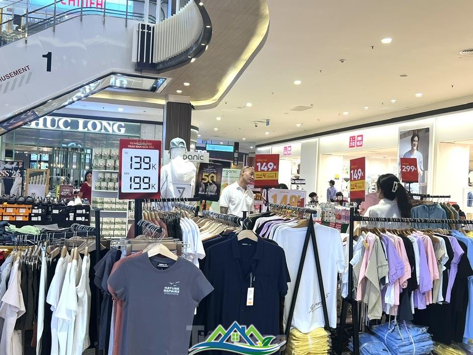 TTTM đông nghịt, hàng ăn hầu như không còn chỗ trống TTTM đông nghịt, hàng ăn hầu như không còn chỗ trống