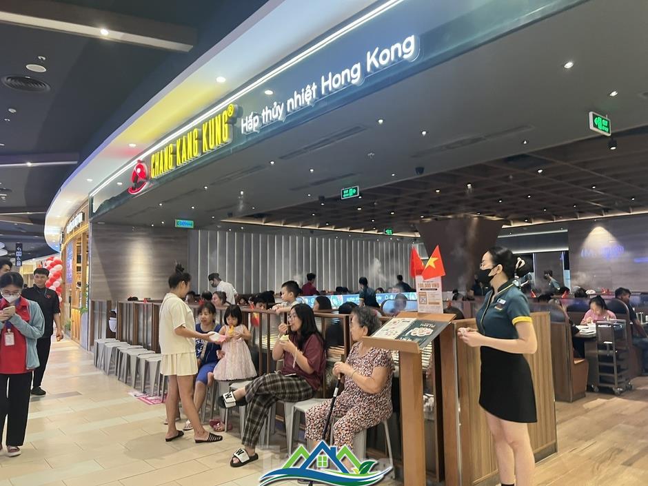TTTM đông nghịt, hàng ăn hầu như không còn chỗ trống TTTM đông nghịt, hàng ăn hầu như không còn chỗ trống