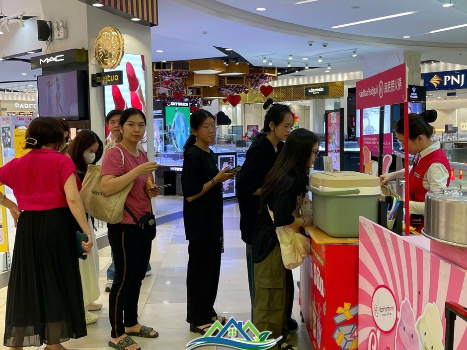 TTTM đông nghịt, hàng ăn hầu như không còn chỗ trống TTTM đông nghịt, hàng ăn hầu như không còn chỗ trống