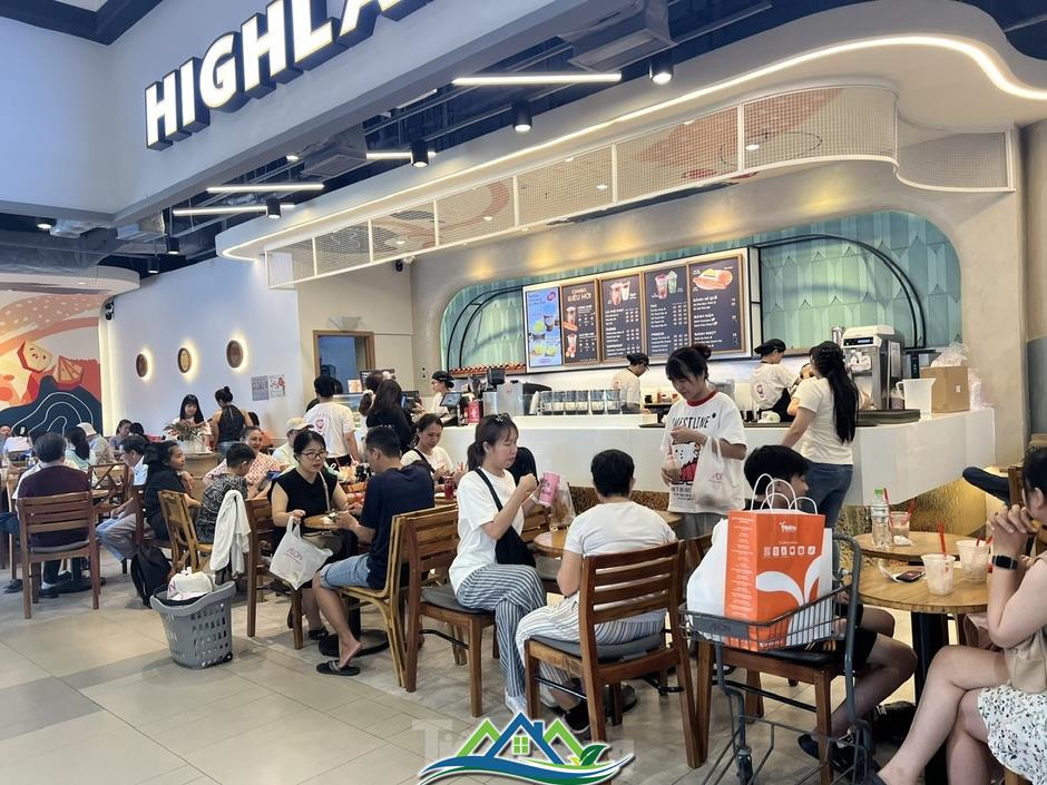 TTTM đông nghịt, hàng ăn hầu như không còn chỗ trống TTTM đông nghịt, hàng ăn hầu như không còn chỗ trống