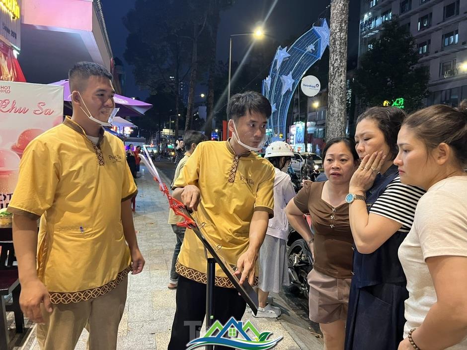 TTTM đông nghịt, hàng ăn hầu như không còn chỗ trống TTTM đông nghịt, hàng ăn hầu như không còn chỗ trống