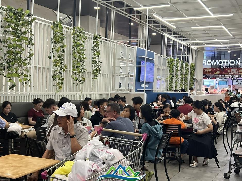 TTTM đông nghịt, hàng ăn hầu như không còn chỗ trống TTTM đông nghịt, hàng ăn hầu như không còn chỗ trống