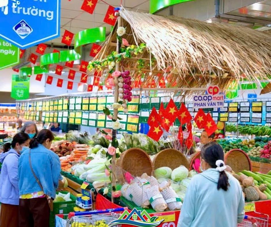 TTTM đông nghịt, hàng ăn hầu như không còn chỗ trống TTTM đông nghịt, hàng ăn hầu như không còn chỗ trống