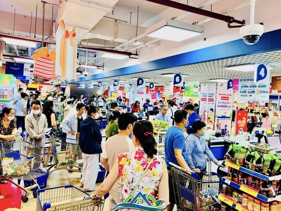 TTTM đông nghịt, hàng ăn hầu như không còn chỗ trống TTTM đông nghịt, hàng ăn hầu như không còn chỗ trống