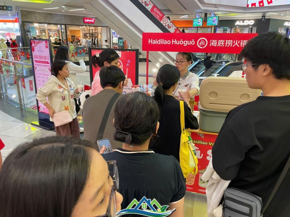 TTTM đông nghịt, hàng ăn hầu như không còn chỗ trống TTTM đông nghịt, hàng ăn hầu như không còn chỗ trống