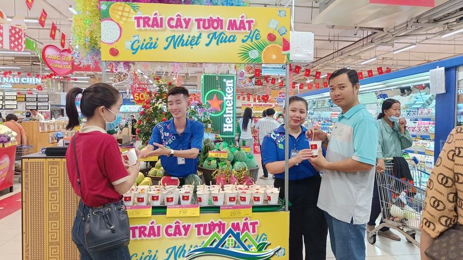 TTTM đông nghịt, hàng ăn hầu như không còn chỗ trống TTTM đông nghịt, hàng ăn hầu như không còn chỗ trống