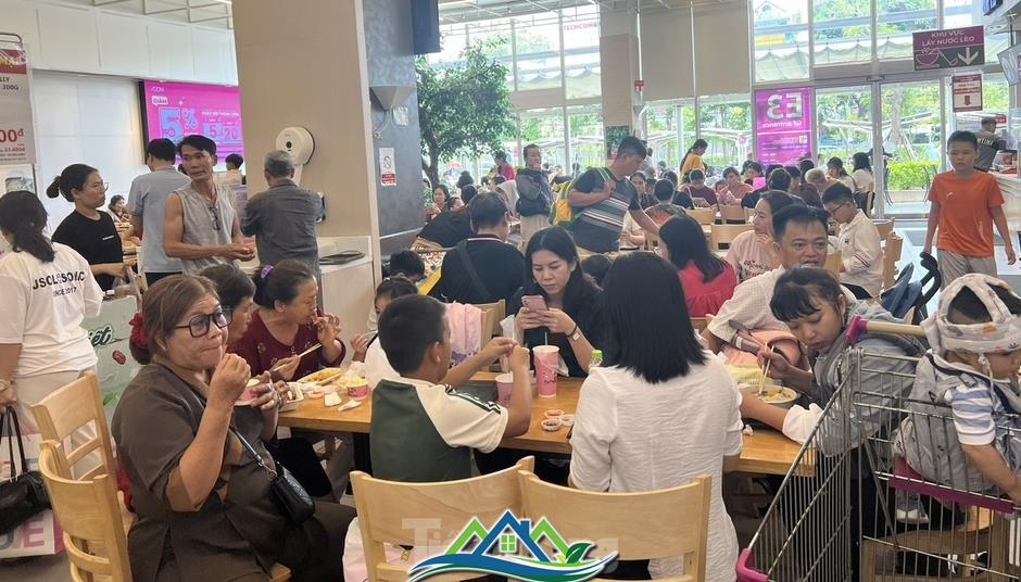 TTTM đông nghịt, hàng ăn hầu như không còn chỗ trống TTTM đông nghịt, hàng ăn hầu như không còn chỗ trống