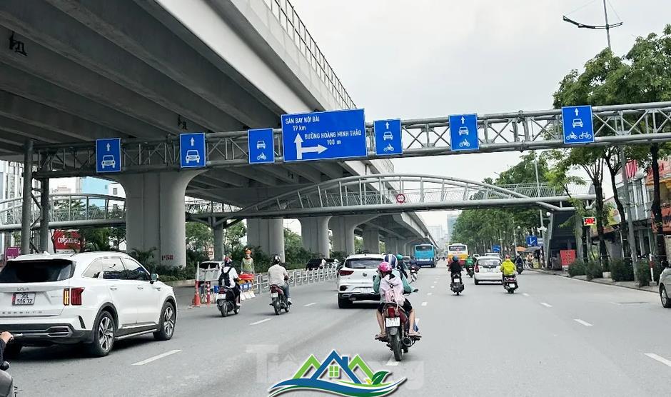 Ùn ứ trên 2 tuyến đường vừa dựng hàng rào cứng phân làn ô tô, xe máy tại Hà Nội Ùn ứ trên 2 tuyến đường vừa dựng hàng rào cứng phân làn ô tô, xe máy tại Hà Nội