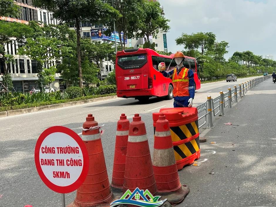 Ùn ứ trên 2 tuyến đường vừa dựng hàng rào cứng phân làn ô tô, xe máy tại Hà Nội Ùn ứ trên 2 tuyến đường vừa dựng hàng rào cứng phân làn ô tô, xe máy tại Hà Nội