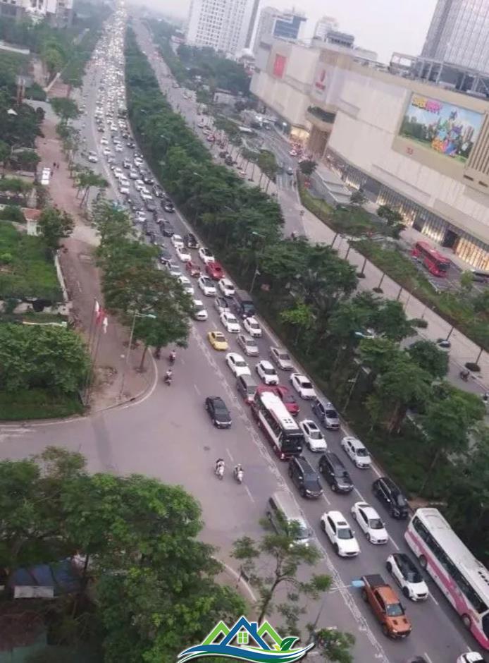 Ùn ứ trên 2 tuyến đường vừa dựng hàng rào cứng phân làn ô tô, xe máy tại Hà Nội Ùn ứ trên 2 tuyến đường vừa dựng hàng rào cứng phân làn ô tô, xe máy tại Hà Nội