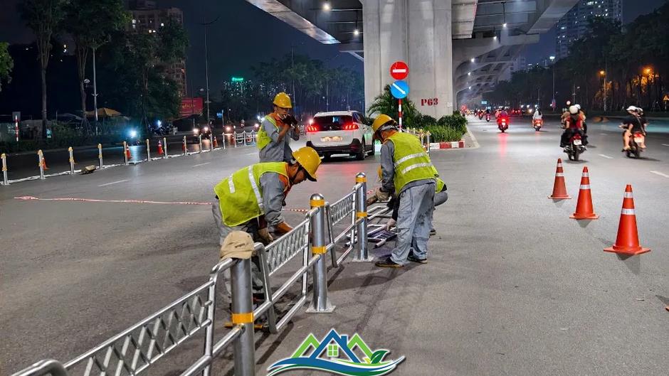 Ùn ứ trên 2 tuyến đường vừa dựng hàng rào cứng phân làn ô tô, xe máy tại Hà Nội Ùn ứ trên 2 tuyến đường vừa dựng hàng rào cứng phân làn ô tô, xe máy tại Hà Nội