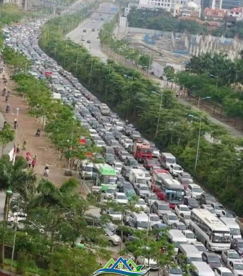 Ùn ứ trên 2 tuyến đường vừa dựng hàng rào cứng phân làn ô tô, xe máy tại Hà Nội Ùn ứ trên 2 tuyến đường vừa dựng hàng rào cứng phân làn ô tô, xe máy tại Hà Nội