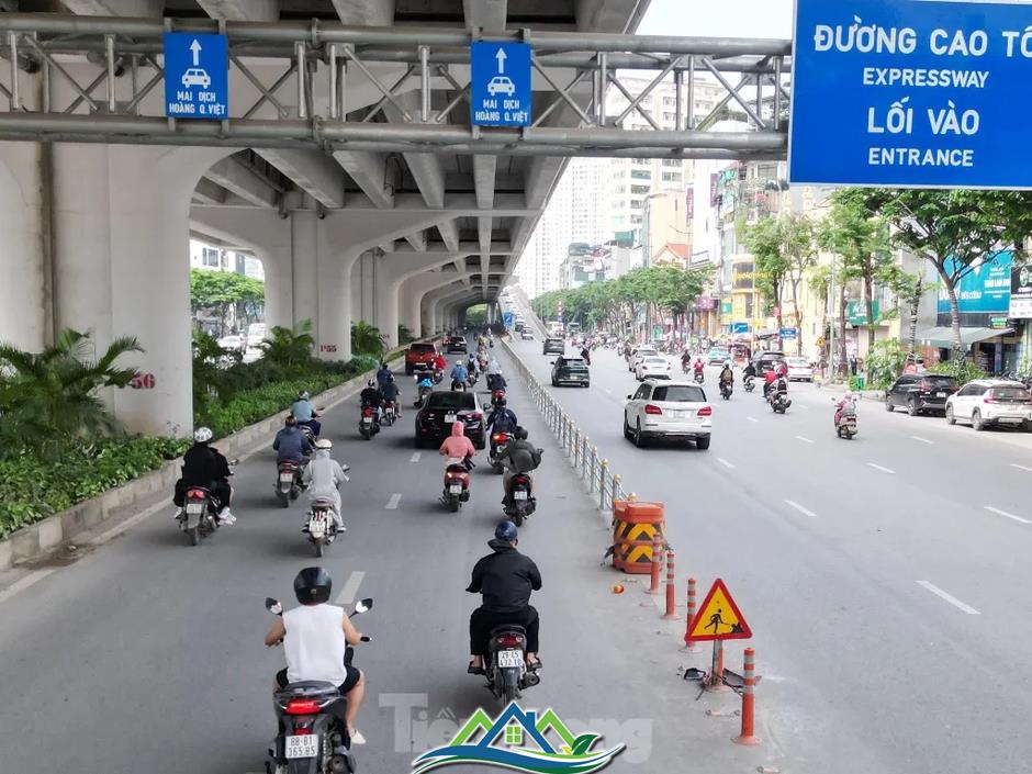 Ùn ứ trên 2 tuyến đường vừa dựng hàng rào cứng phân làn ô tô, xe máy tại Hà Nội Ùn ứ trên 2 tuyến đường vừa dựng hàng rào cứng phân làn ô tô, xe máy tại Hà Nội