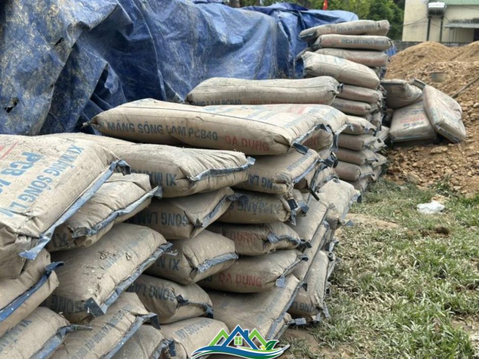 Vụ 200 tấn xi măng 'hóa đá' ở Hà Tĩnh: Tạm đình chỉ công tác một chủ tịch xã Vụ 200 tấn xi măng 'hóa đá' ở Hà Tĩnh: Tạm đình chỉ công tác một chủ tịch xã