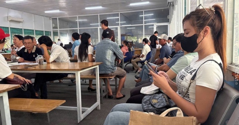 Xếp hàng từ sáng đến chiều mới được giải quyết hồ sơ, đất nền phía Nam chưa hạ nhiệt