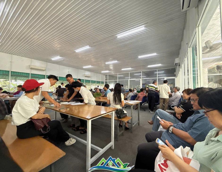 Xếp hàng từ sáng đến chiều mới được giải quyết hồ sơ, đất nền phía Nam chưa hạ nhiệt Xếp hàng từ sáng đến chiều mới được giải quyết hồ sơ, đất nền phía Nam chưa hạ nhiệt