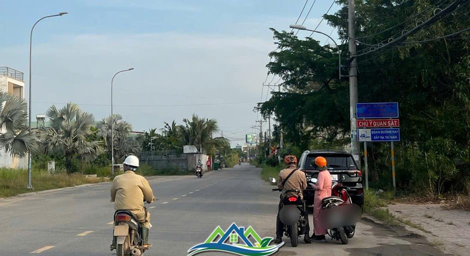 Xếp hàng từ sáng đến chiều mới được giải quyết hồ sơ, đất nền phía Nam chưa hạ nhiệt Xếp hàng từ sáng đến chiều mới được giải quyết hồ sơ, đất nền phía Nam chưa hạ nhiệt