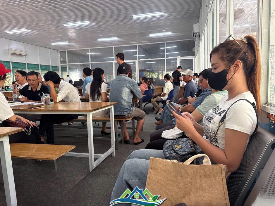 Xếp hàng từ sáng đến chiều mới được giải quyết hồ sơ, đất nền phía Nam chưa hạ nhiệt Xếp hàng từ sáng đến chiều mới được giải quyết hồ sơ, đất nền phía Nam chưa hạ nhiệt