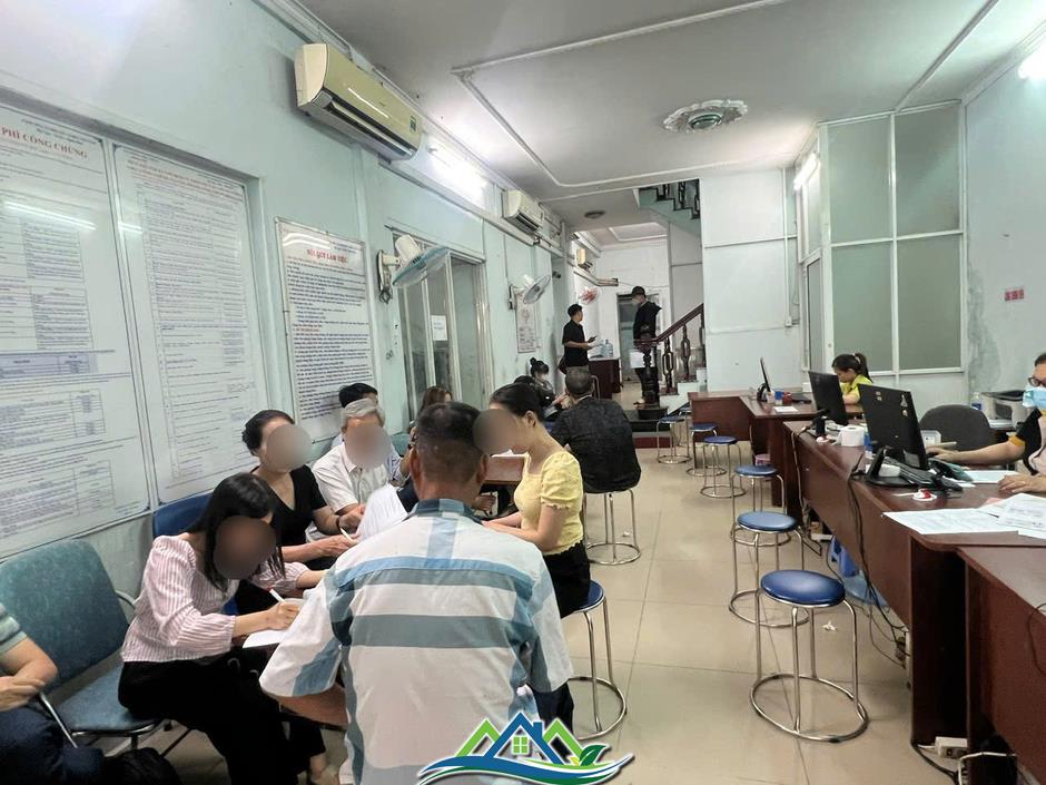 Xếp hàng từ sáng đến chiều mới được giải quyết hồ sơ, đất nền phía Nam chưa hạ nhiệt Xếp hàng từ sáng đến chiều mới được giải quyết hồ sơ, đất nền phía Nam chưa hạ nhiệt