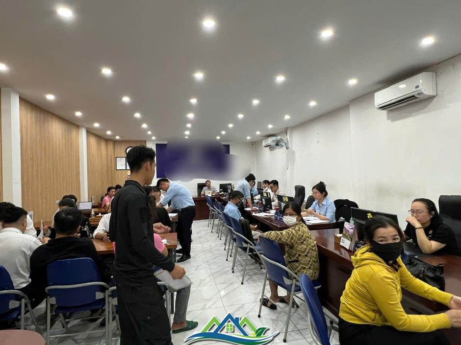 Xếp hàng từ sáng đến chiều mới được giải quyết hồ sơ, đất nền phía Nam chưa hạ nhiệt Xếp hàng từ sáng đến chiều mới được giải quyết hồ sơ, đất nền phía Nam chưa hạ nhiệt