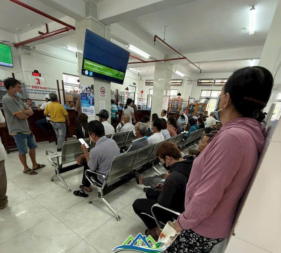 Xếp hàng từ sáng đến chiều mới được giải quyết hồ sơ, đất nền phía Nam chưa hạ nhiệt Xếp hàng từ sáng đến chiều mới được giải quyết hồ sơ, đất nền phía Nam chưa hạ nhiệt