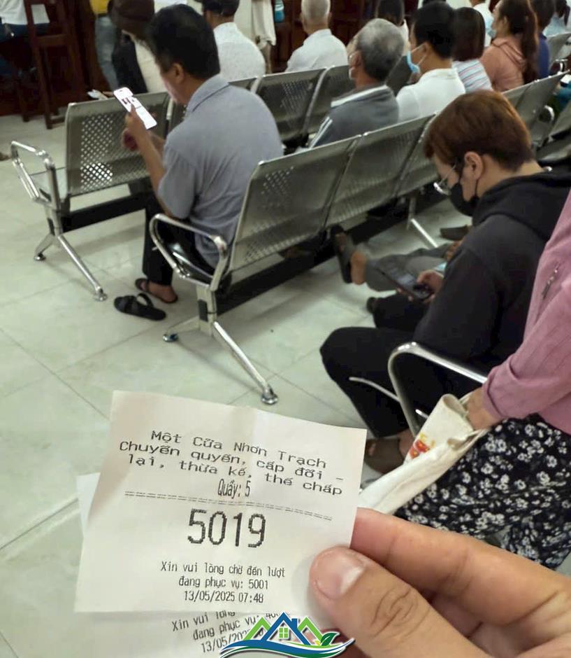 Xếp hàng từ sáng đến chiều mới được giải quyết hồ sơ, đất nền phía Nam chưa hạ nhiệt Xếp hàng từ sáng đến chiều mới được giải quyết hồ sơ, đất nền phía Nam chưa hạ nhiệt